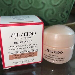 Shiseido Benefiance Wrinkle Smoothing Cream - White and Red